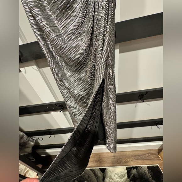 Embellished Metallic Foil One Shoulder Gown by Laundry by Shelli Segal sz 10 - Picture 4 of 8